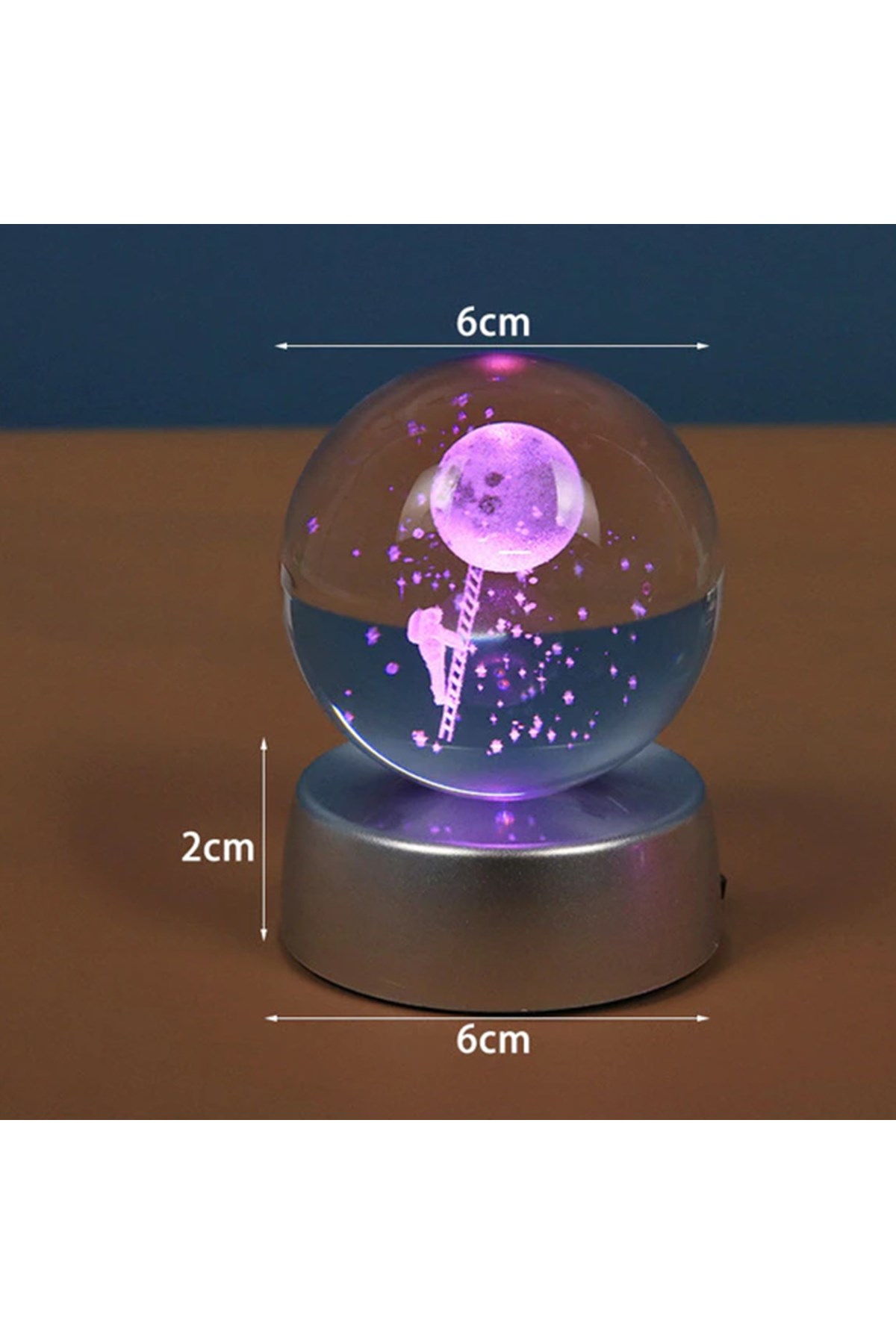 Dekoratif Renk Değiştiren Aya Çıkan Astronot Temalı Işıklı Cam Küre 8cm*6cm