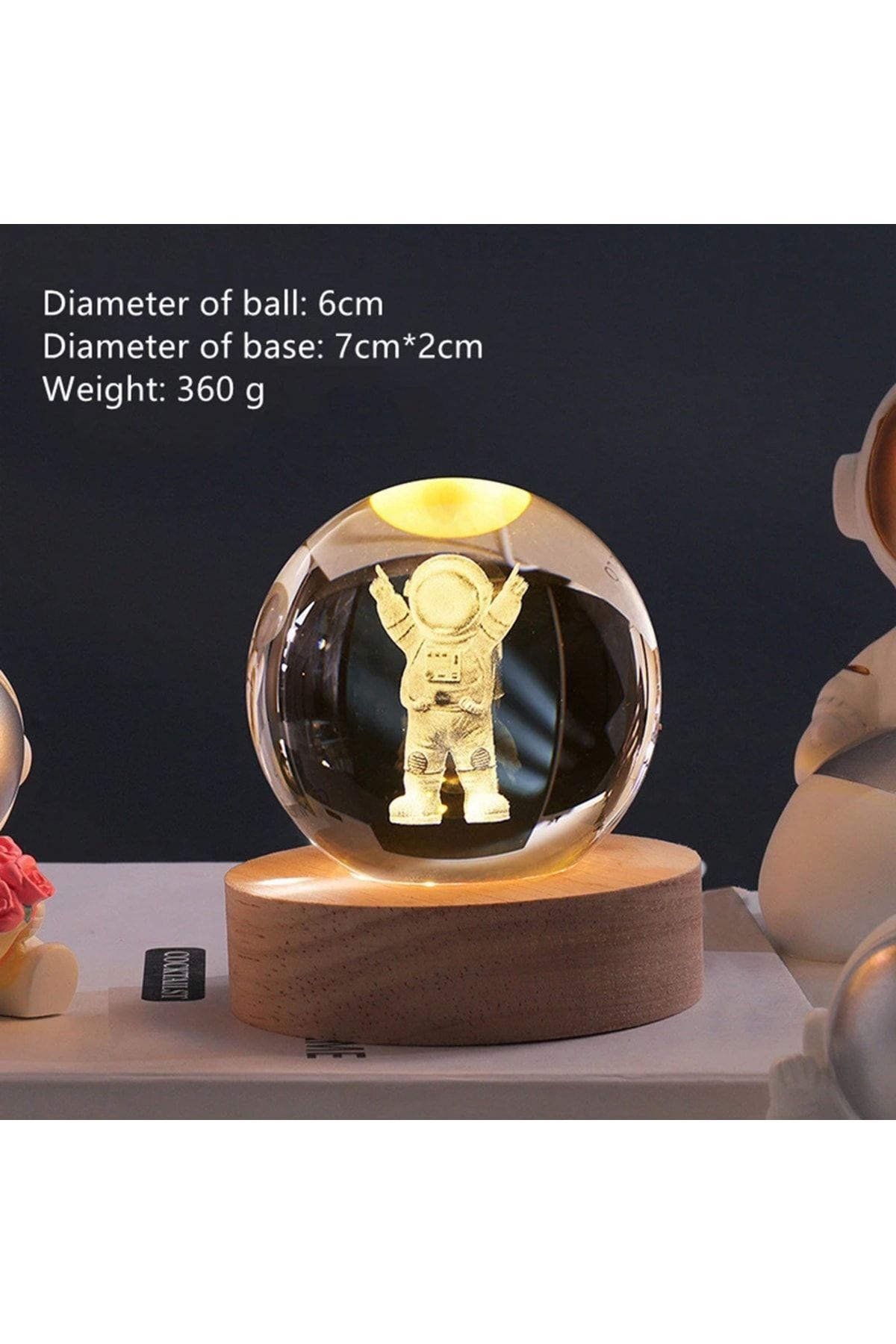 Renk Değiştiren Işıklı Ahşap Kaideli Astronot Cam Küre 8cm*6cm