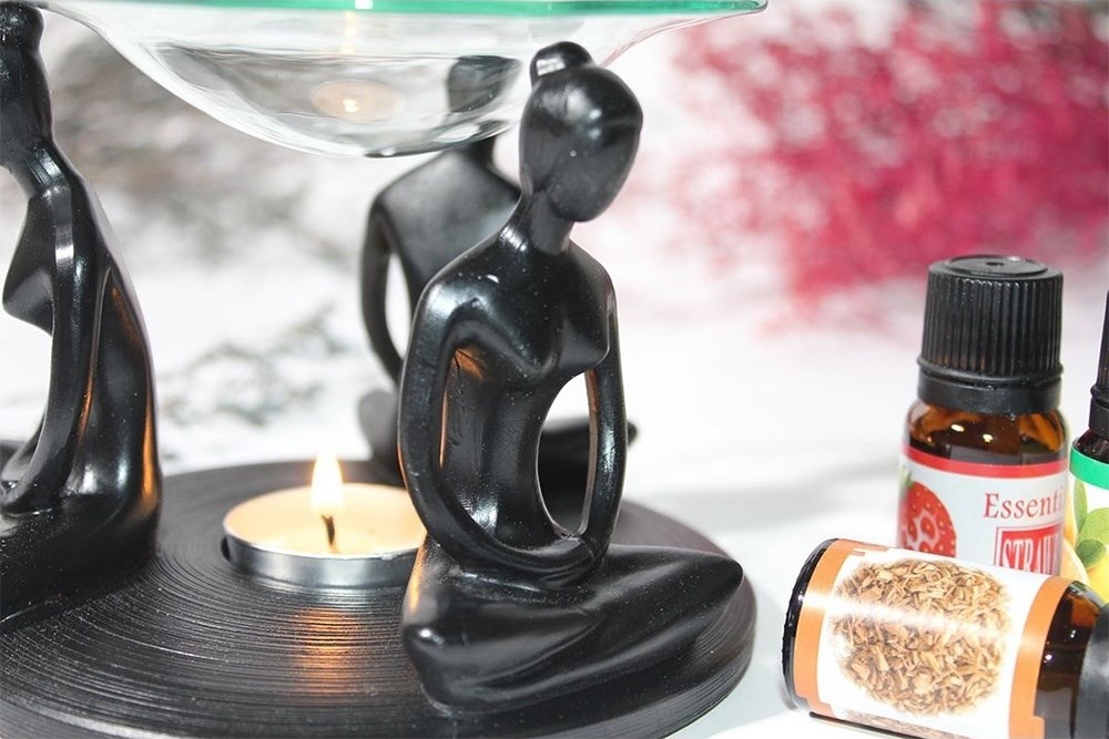 Meditasyon Yapan Kadın Tasarımlı Buhurdanlık Yağ Hediyeli