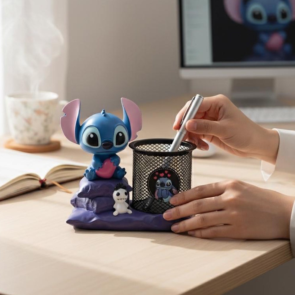 Stitch Figürlü Kalemlik ve Masaüstü Organizer – Dekoratif Metal Kalem Tutucu