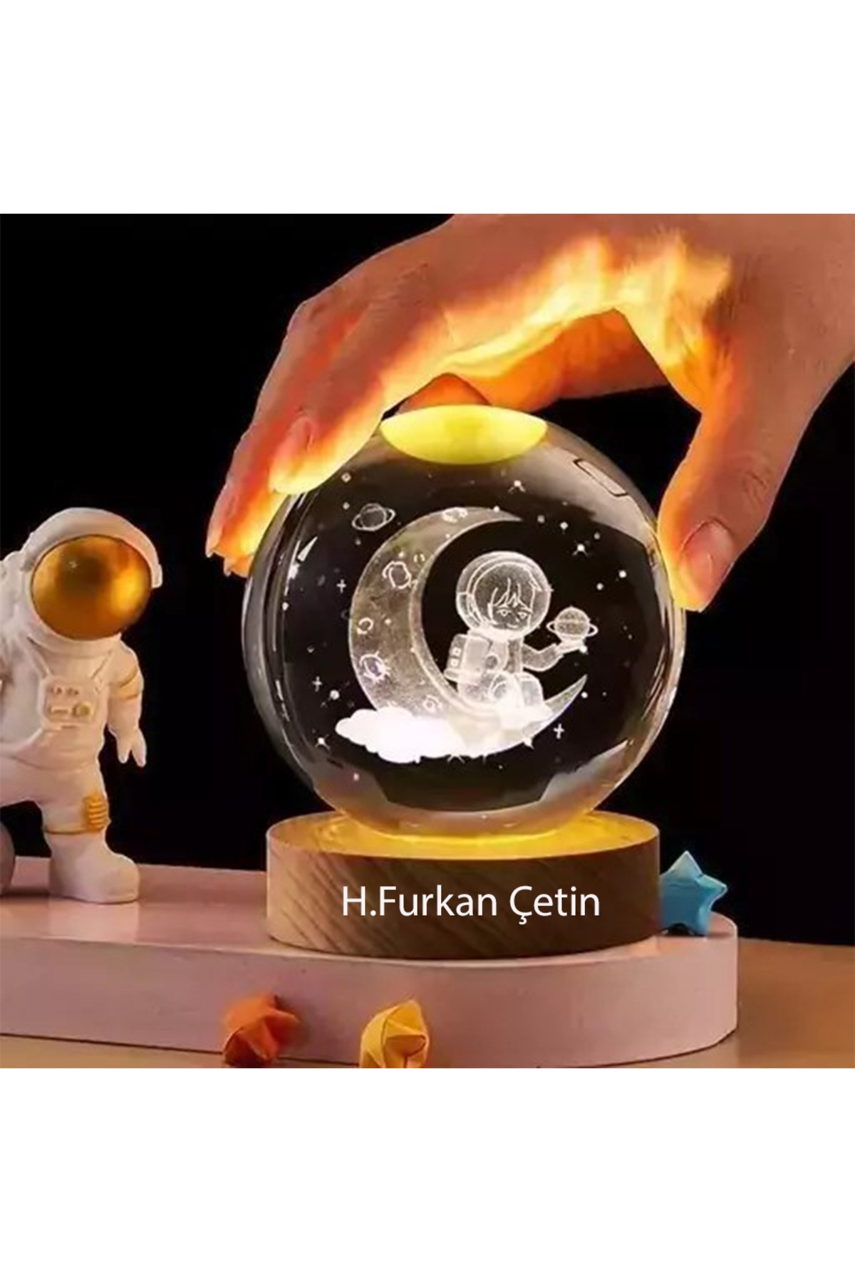 Kişiye Özel Işıklı Ahşap Kaideli Astronot Temalı Cam Küre 8*6cm
