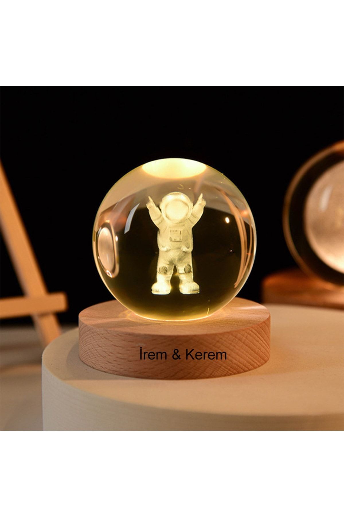 Renk Değiştiren Işıklı Ahşap Kaideli Astronot Cam Küre 8cm*6cm