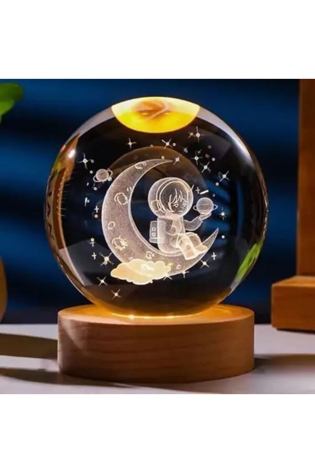 Kişiye Özel Işıklı Ahşap Kaideli Astronot Temalı Cam Küre 8*6cm