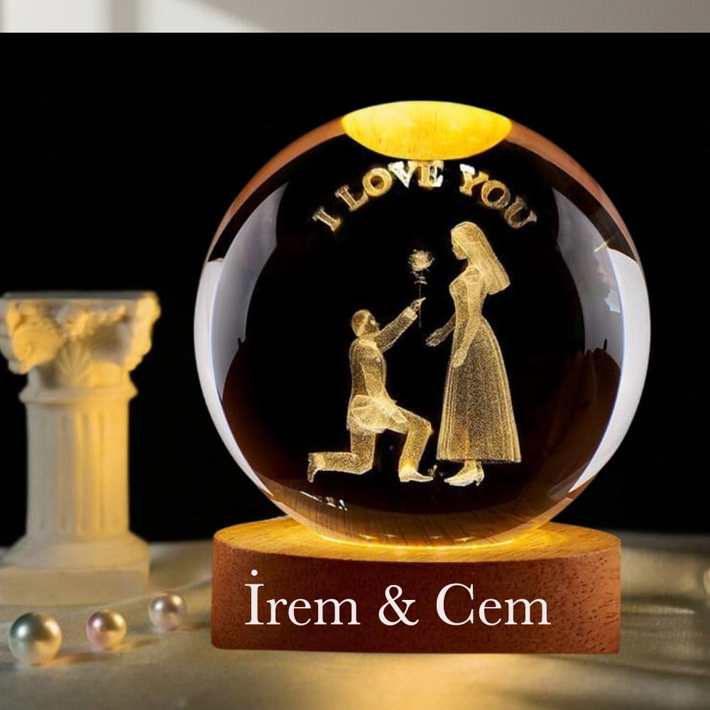 Kişiye Öze Büyük Boy Işıklı Ahşap Kaideli 3D Romantik Teklif Temalı Cam Küre 8cm