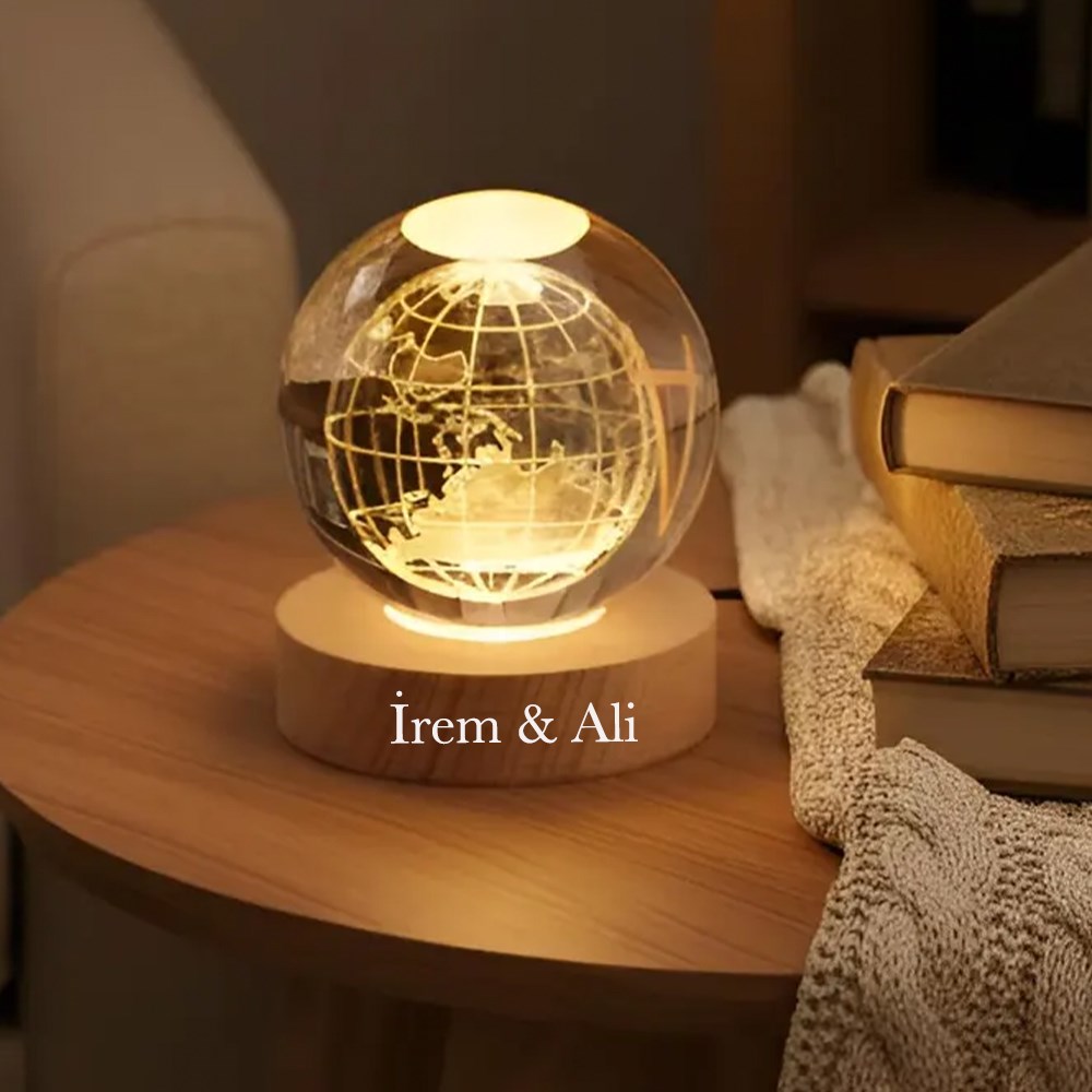 Kişiye Özel Dünya Haritalı Kristal LED Gece Lambası – İsim Yazılı Dekoratif Masa Lambası