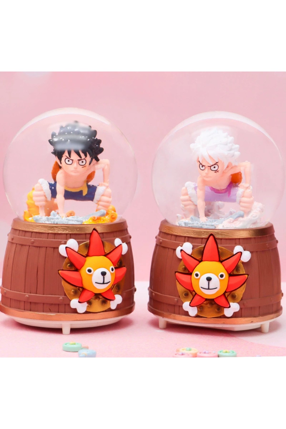 One Piece Luffy Figürlü Temalı Büyük Boy Püskürtmeli Müzikli Işıklı Kar Küresi Beyaz
