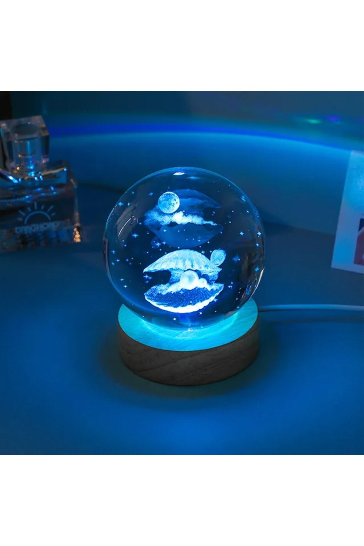 Kişiye Özel Işıklı Ahşap Kaideli İstiridyeCam Küre 8cm*6cm