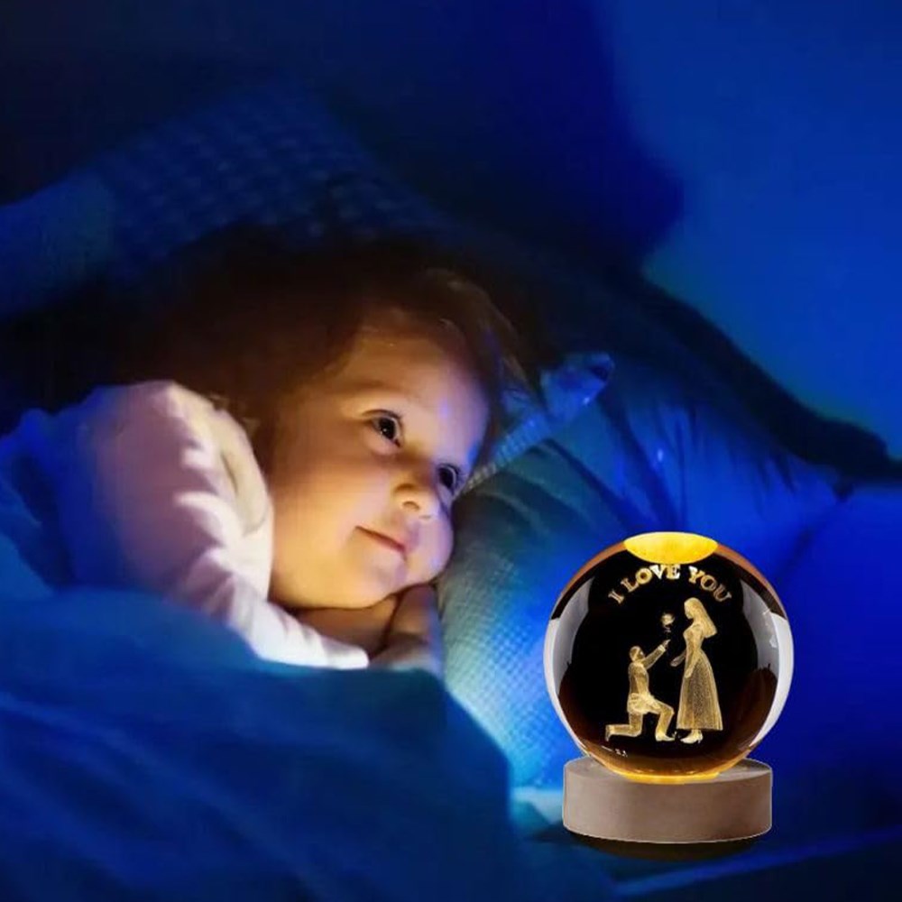 Kişiye Öze Büyük Boy Işıklı Ahşap Kaideli 3D Romantik Teklif Temalı Cam Küre 8cm