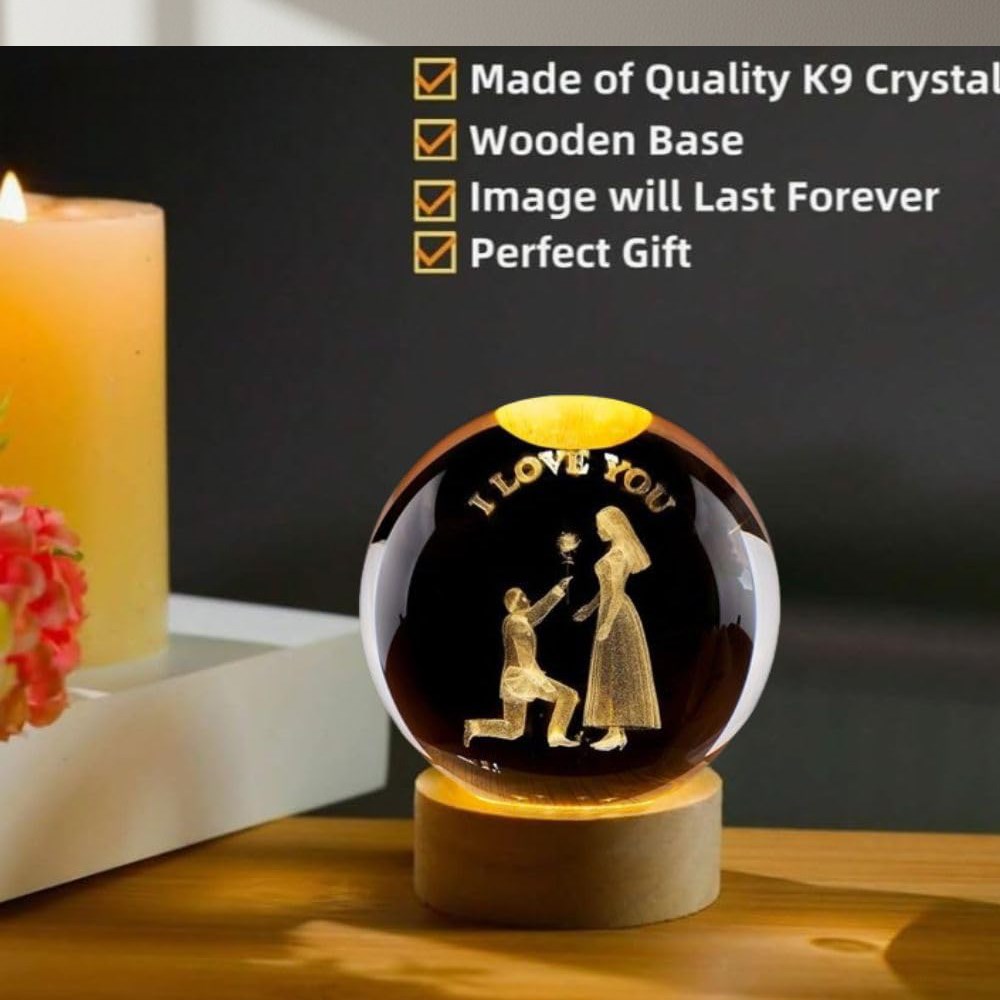 Kişiye Öze Büyük Boy Işıklı Ahşap Kaideli 3D Romantik Teklif Temalı Cam Küre 8cm