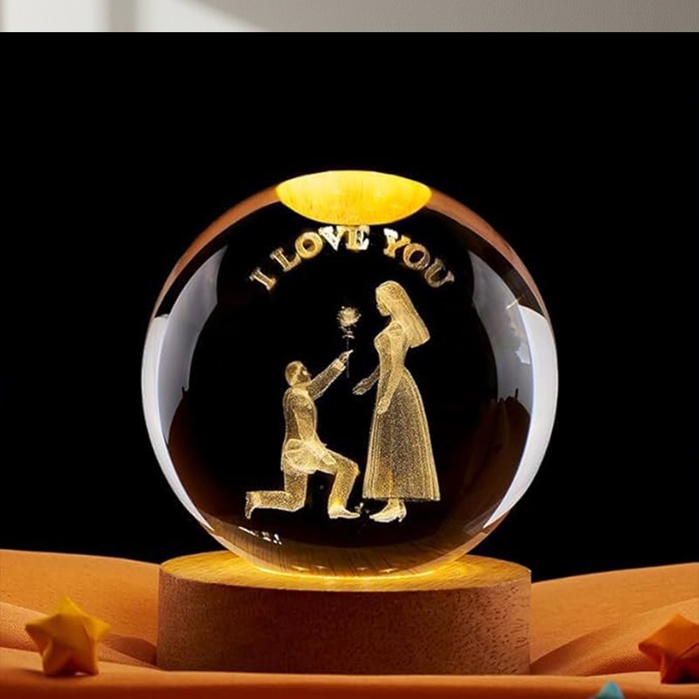 Kişiye Öze Büyük Boy Işıklı Ahşap Kaideli 3D Romantik Teklif Temalı Cam Küre 8cm