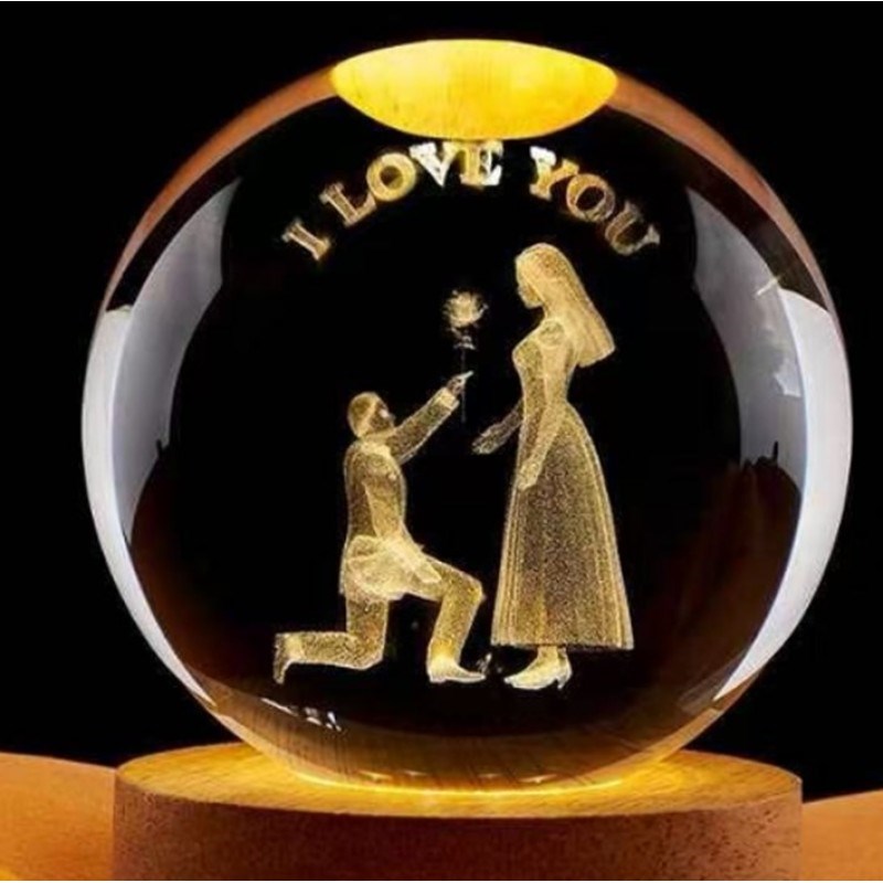 Kişiye Öze Büyük Boy Işıklı Ahşap Kaideli 3D Romantik Teklif Temalı Cam Küre 8cm