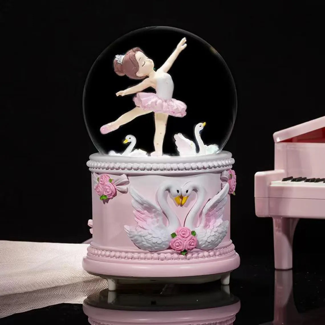 Balerin Figürlü Işıklı Müzikli Püskürtmeli Büyük Boy Kar Küresi – Kuğu ve Çiçek Detaylı Dekoratif Müzik Kutusu