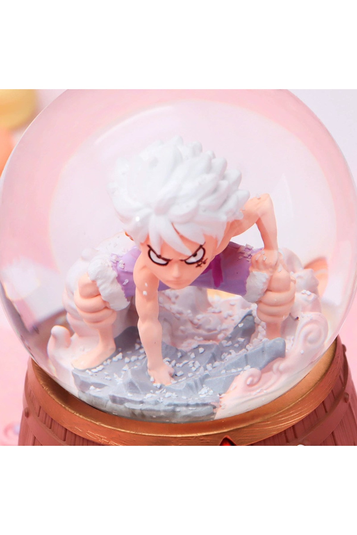 One Piece Luffy Figürlü Temalı Büyük Boy Püskürtmeli Müzikli Işıklı Kar Küresi Beyaz