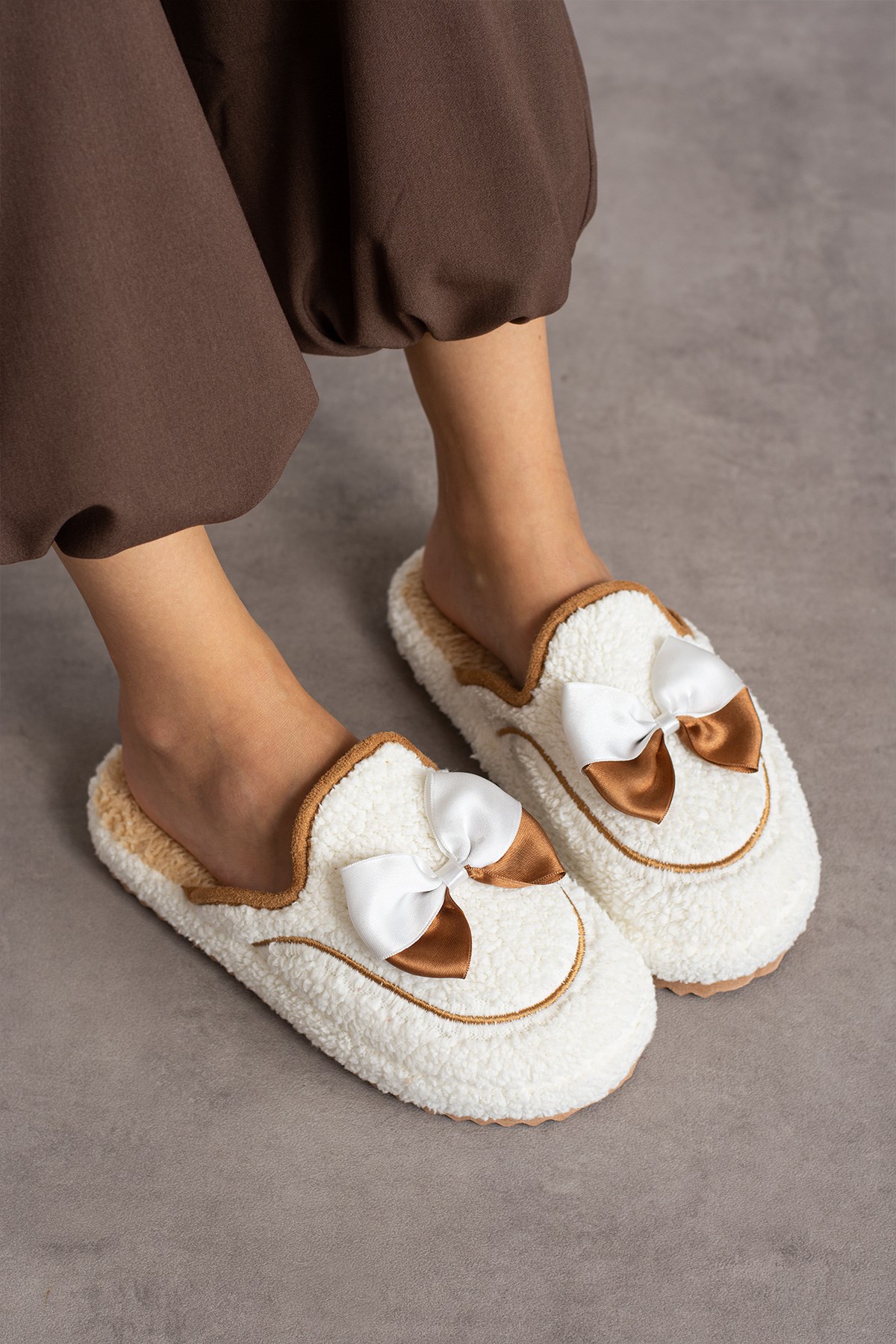 İncim Comfy Beyaz Kadın Panduf Ev Terliği Rahat Kışlık Hediyelik Çeyizlik Misafir Terliği İncim Comfy Beyaz Kadın Panduf Ev Terliği Rahat Kışlık Hediyelik Çeyizlik Misafir Terliği